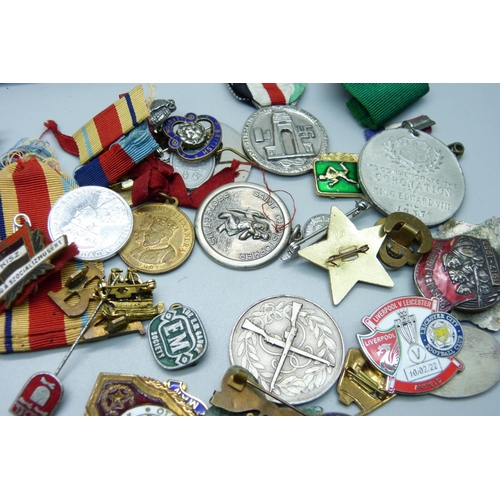 1189 - A WWI Victory medal, 14716 Cpl. C. Martin York & Lanc. R., other medallions, badges, etc.