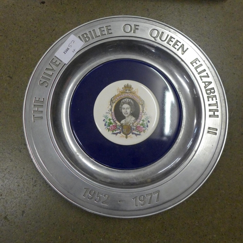 1194 - A 1977 Silver Jubilee plate, framed in 'Aluminium from The Commonwealth' **PLEASE NOTE THIS LOT IS N... 