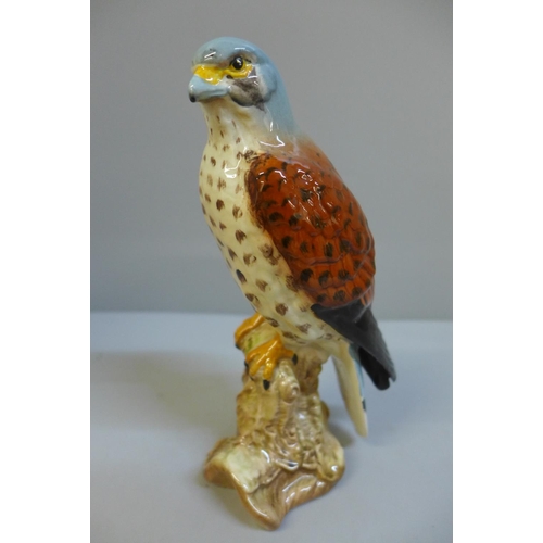 620 - A Beswick 2316 model of a kestrel, 18cm