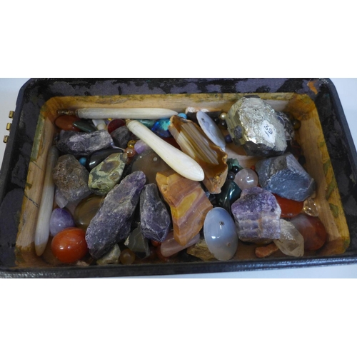 657 - Assorted gemstones and mineral samples