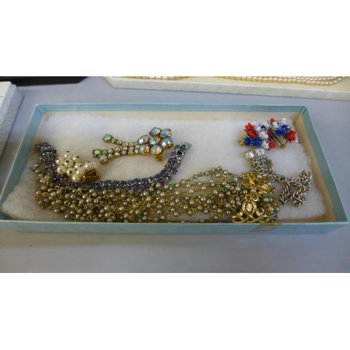 663 - Costume jewellery, including simulated pearl necklaces, one with 9ct gold clasp