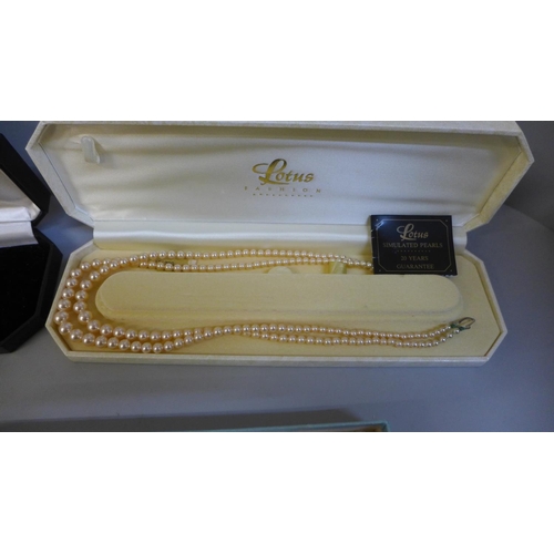 663 - Costume jewellery, including simulated pearl necklaces, one with 9ct gold clasp