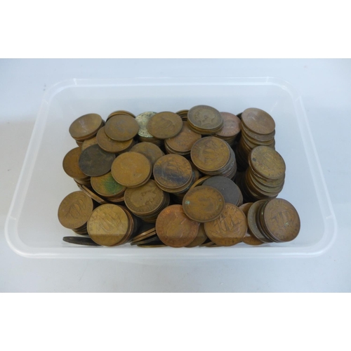 679 - A box of half pennies, 1868g