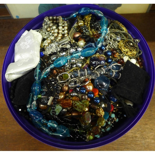 686 - A tub of costume jewellery