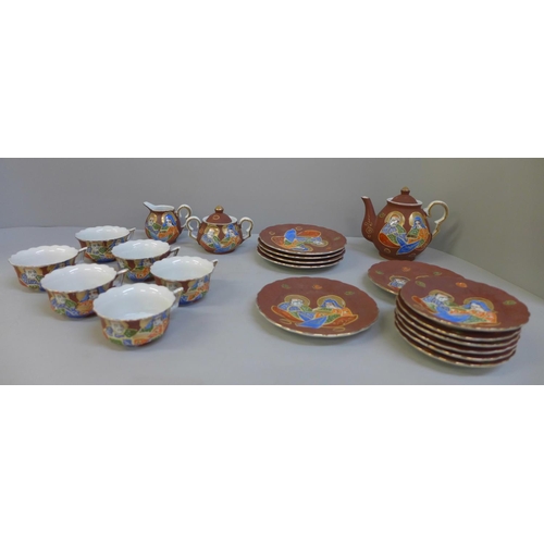 724 - A Japanese child's tea set and Japanese collectors plates