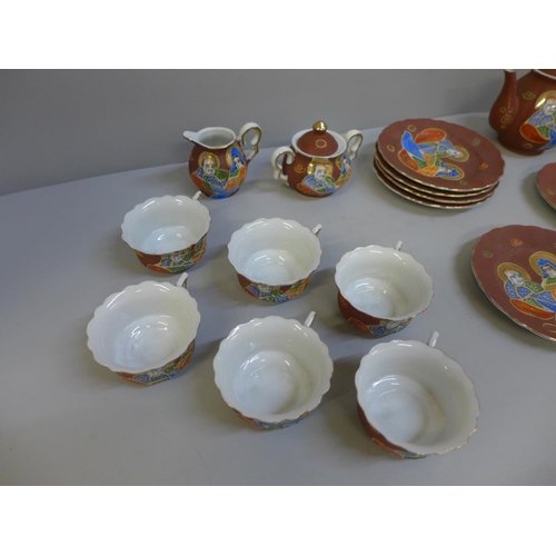 724 - A Japanese child's tea set and Japanese collectors plates