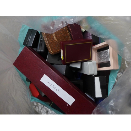 730 - A collection of jewellery boxes, vintage and modern