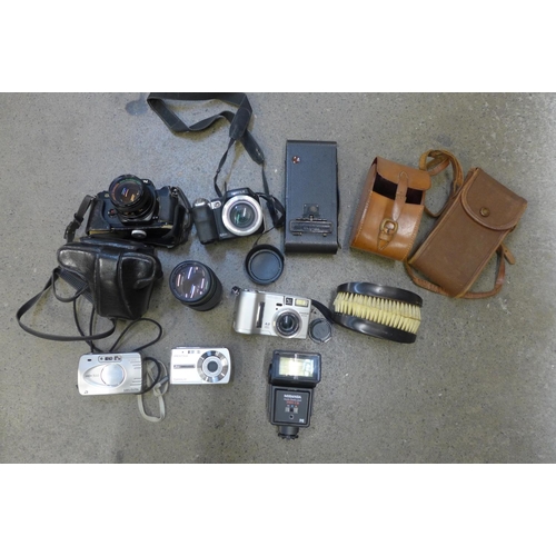 741 - Cameras including a Chinon CE-4, a Fujifilm 58000fd, Pentax Opto, Minolta Dimage, folding Brownie, a... 