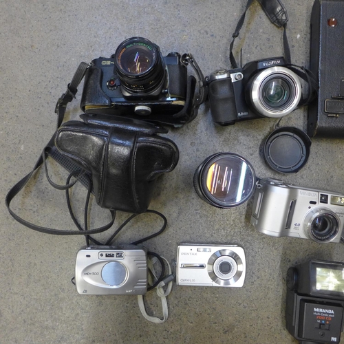 741 - Cameras including a Chinon CE-4, a Fujifilm 58000fd, Pentax Opto, Minolta Dimage, folding Brownie, a... 