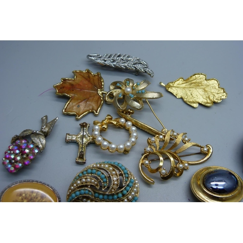 859 - Thirty-five brooches