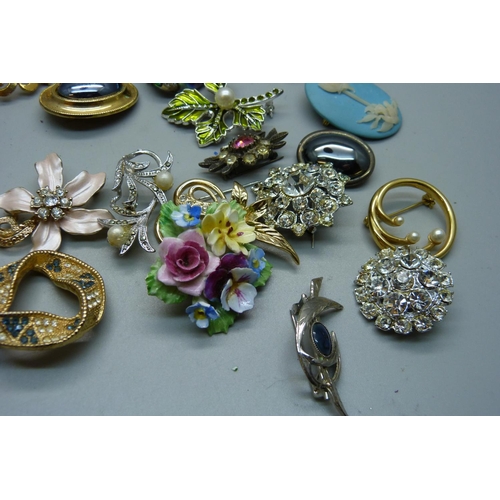 859 - Thirty-five brooches