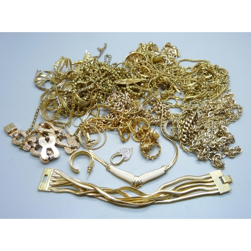 861 - Gold tone jewellery