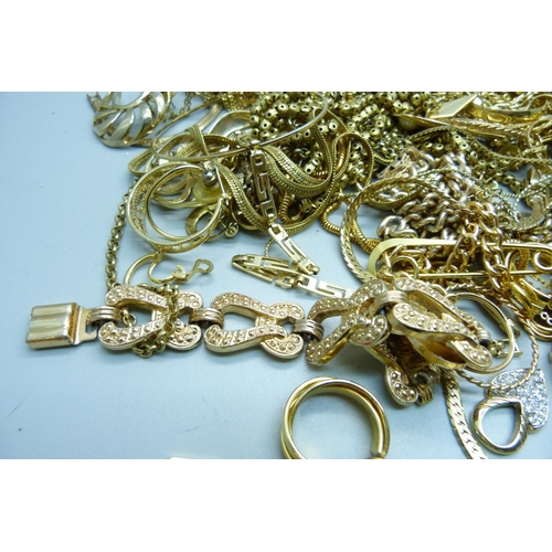 861 - Gold tone jewellery