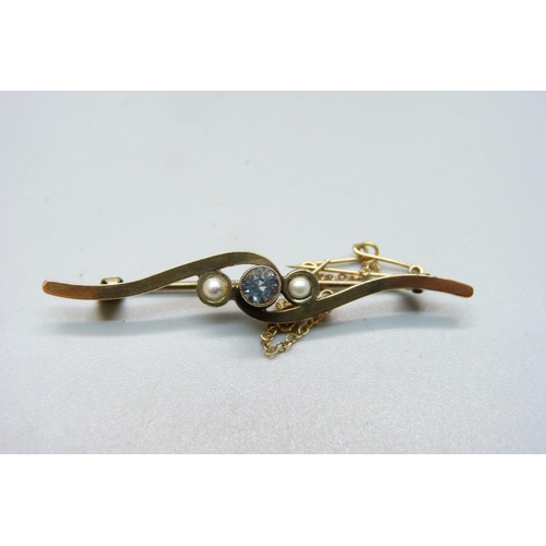 870 - A 9ct gold, blue stone and pearl brooch, 3.8g