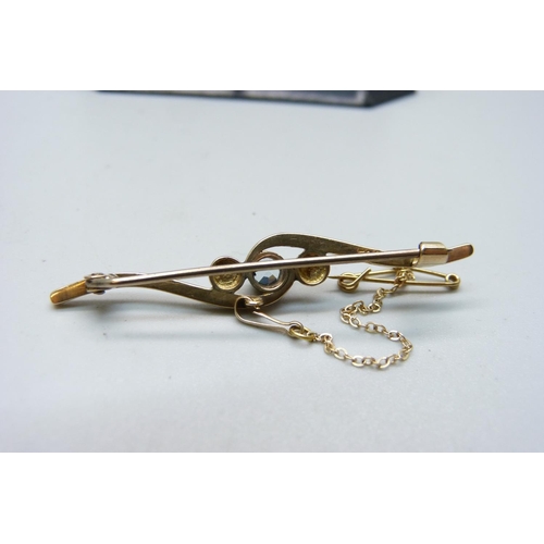 870 - A 9ct gold, blue stone and pearl brooch, 3.8g