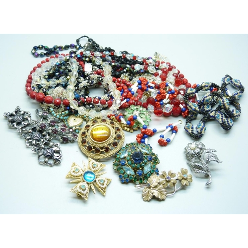 874 - A collection of jewellery