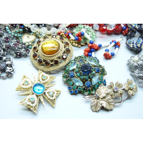 874 - A collection of jewellery