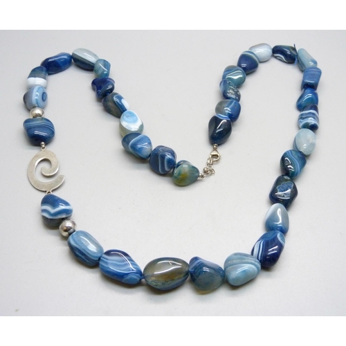 875 - A large silver and blue agate necklace