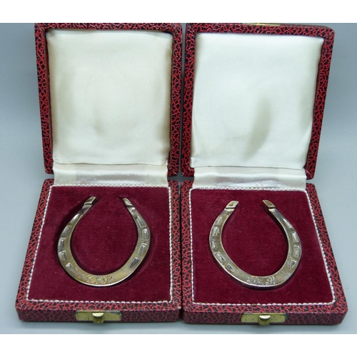 885 - Two silver horseshoes, cased, 51g