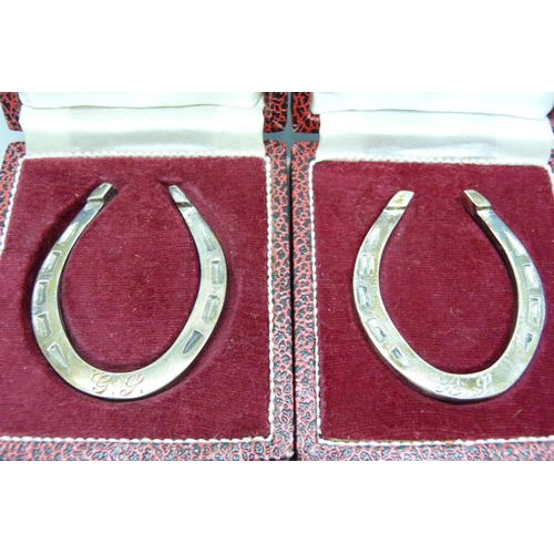 885 - Two silver horseshoes, cased, 51g