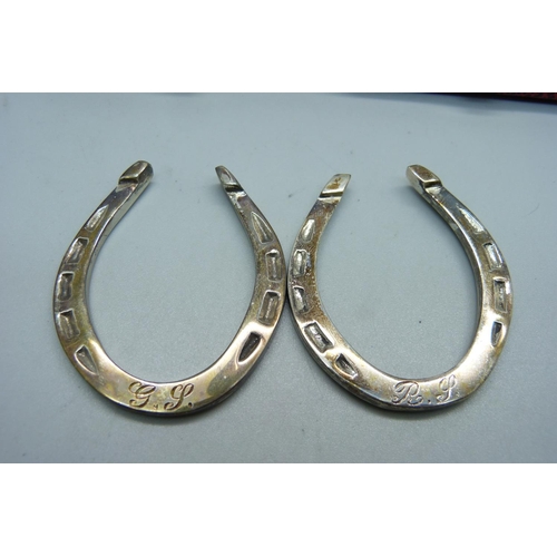 885 - Two silver horseshoes, cased, 51g