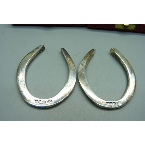 885 - Two silver horseshoes, cased, 51g