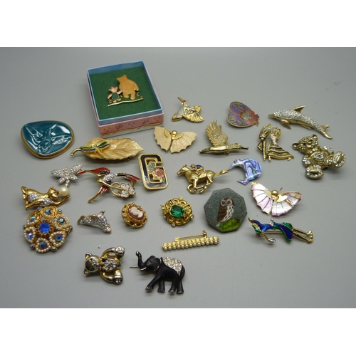 899 - Assorted brooches, mainly animals