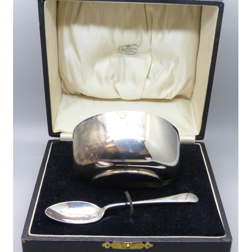 914 - A silver christening set, bowl and spoon, Birmingham 1928 and 1929, 138g, cased