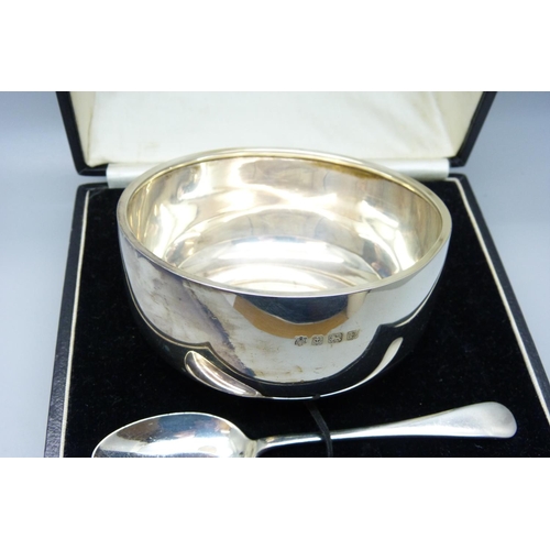 914 - A silver christening set, bowl and spoon, Birmingham 1928 and 1929, 138g, cased