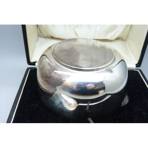 914 - A silver christening set, bowl and spoon, Birmingham 1928 and 1929, 138g, cased