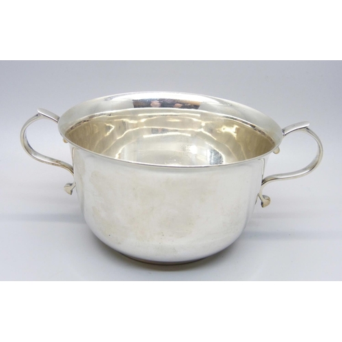 916 - A two-handled silver bowl, Garrard & Co, Birmingham 1910, 170g