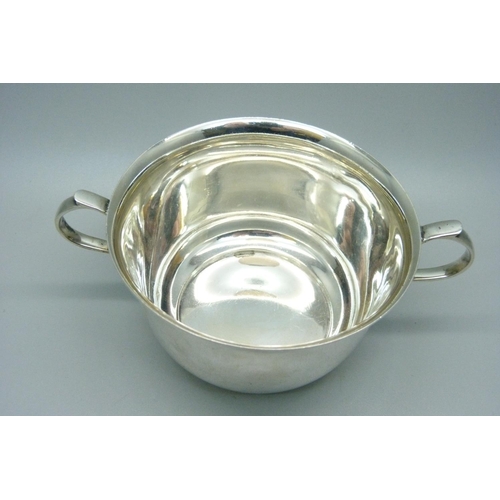 916 - A two-handled silver bowl, Garrard & Co, Birmingham 1910, 170g