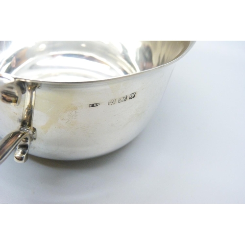 916 - A two-handled silver bowl, Garrard & Co, Birmingham 1910, 170g