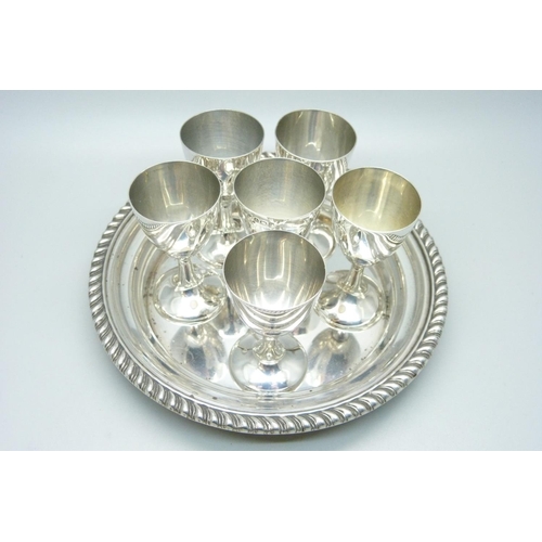 917 - A set of six silver hunting goblets, Birmingham 1916 on a circular sterling silver tray, 163g