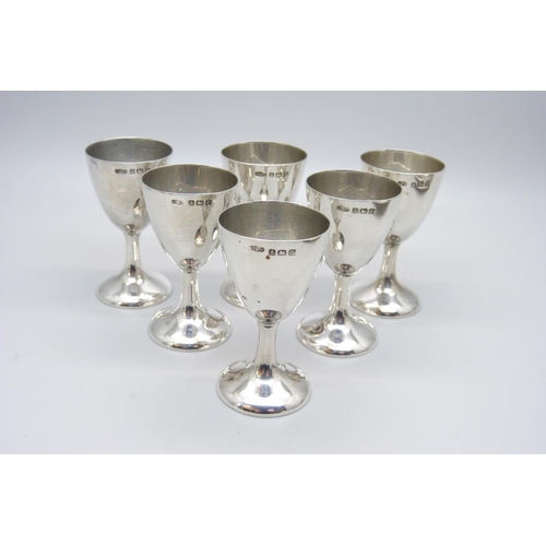 917 - A set of six silver hunting goblets, Birmingham 1916 on a circular sterling silver tray, 163g