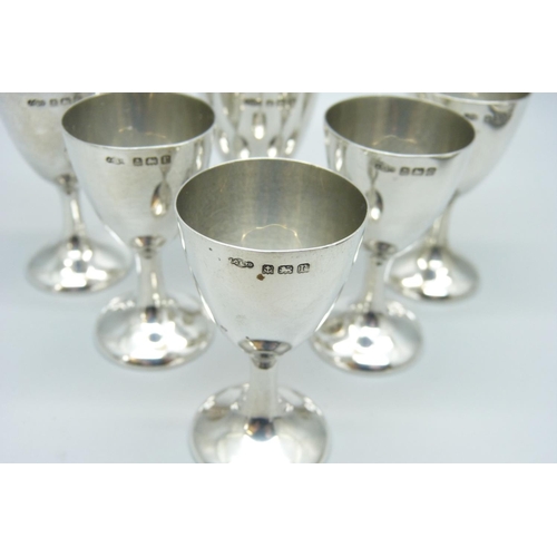 917 - A set of six silver hunting goblets, Birmingham 1916 on a circular sterling silver tray, 163g