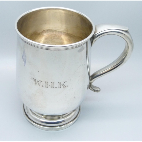 918 - A Walker & Hall silver mug, Sheffield 1942, 250g