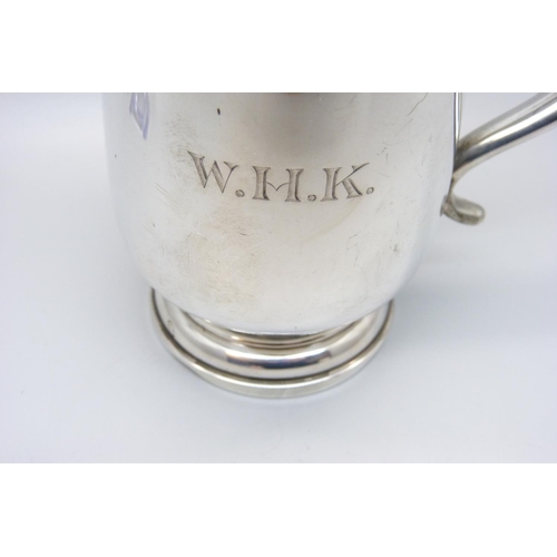 918 - A Walker & Hall silver mug, Sheffield 1942, 250g