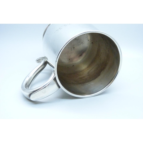 918 - A Walker & Hall silver mug, Sheffield 1942, 250g