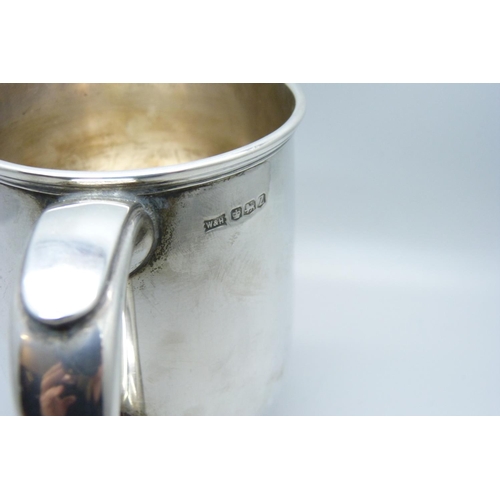 918 - A Walker & Hall silver mug, Sheffield 1942, 250g