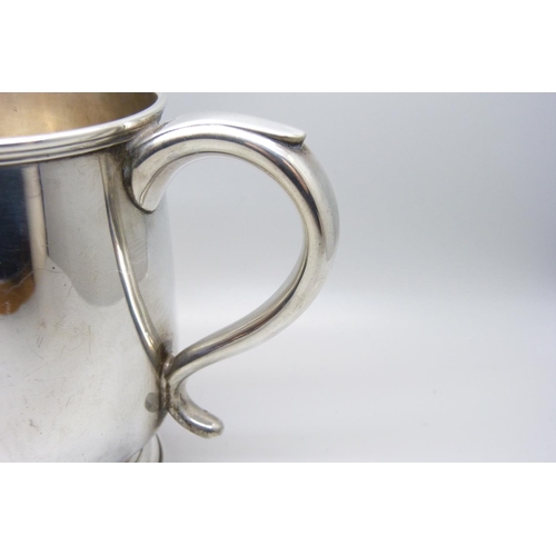 918 - A Walker & Hall silver mug, Sheffield 1942, 250g