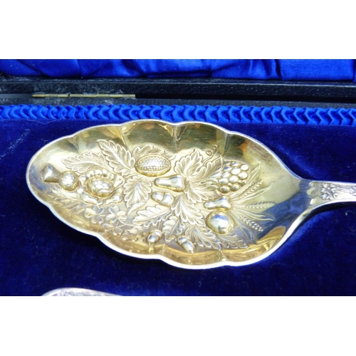 922 - A cased set of two silver berry spoons, (not matching hallmarks) 98g, and a plated pair