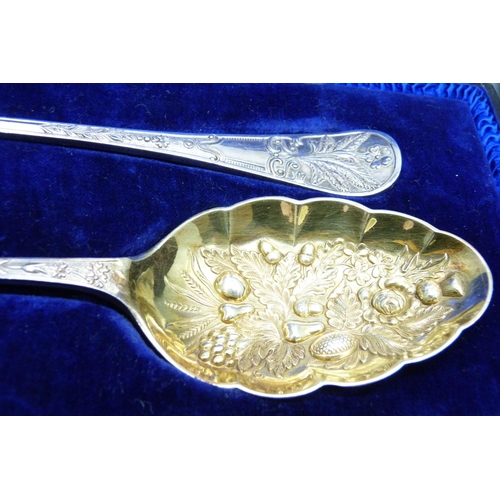 922 - A cased set of two silver berry spoons, (not matching hallmarks) 98g, and a plated pair