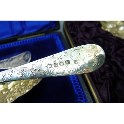 922 - A cased set of two silver berry spoons, (not matching hallmarks) 98g, and a plated pair