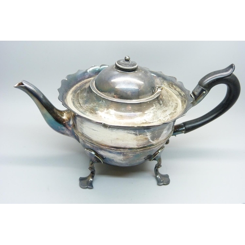 924 - A three piece silver tea service, Sheffield 1900, 761g gross weight