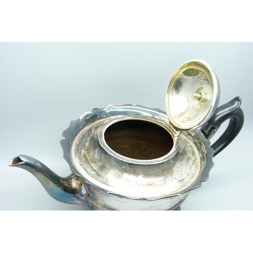 924 - A three piece silver tea service, Sheffield 1900, 761g gross weight