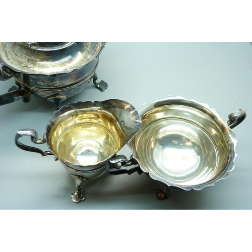 924 - A three piece silver tea service, Sheffield 1900, 761g gross weight