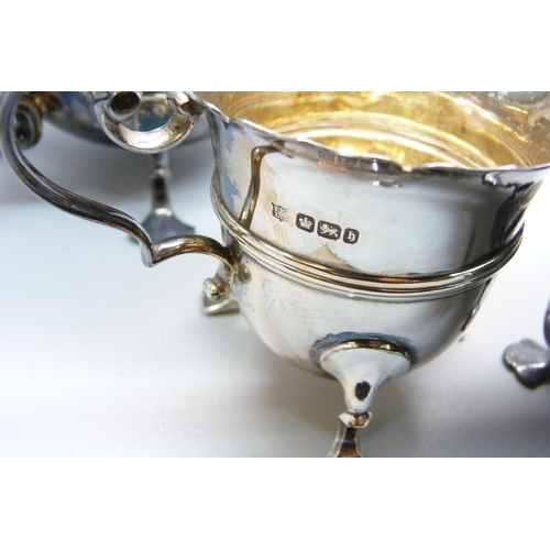 924 - A three piece silver tea service, Sheffield 1900, 761g gross weight