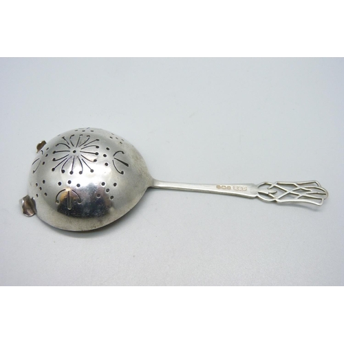 936 - A silver tea strainer, 45g