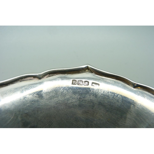 940 - A silver dish on four paw feet, Sheffield 1921, 61g